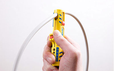 Sezione longitudinale: inserire il cavo nel routing del cavo e detrarlo attraverso la rientranza.