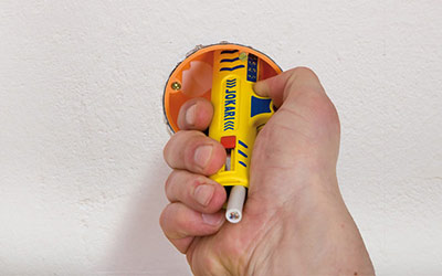 Cavo rotondo per il cancro: 1. Inserire il cavo, chiudere i rimedi, premere lo strumento con una pressione adeguata, girare circa 1/4 "Rivoluzione a destra e a sinistra. 2. Apri la rimozione, impostalo, piega leggermente il cavo e spoglia il cappotto. Completare.